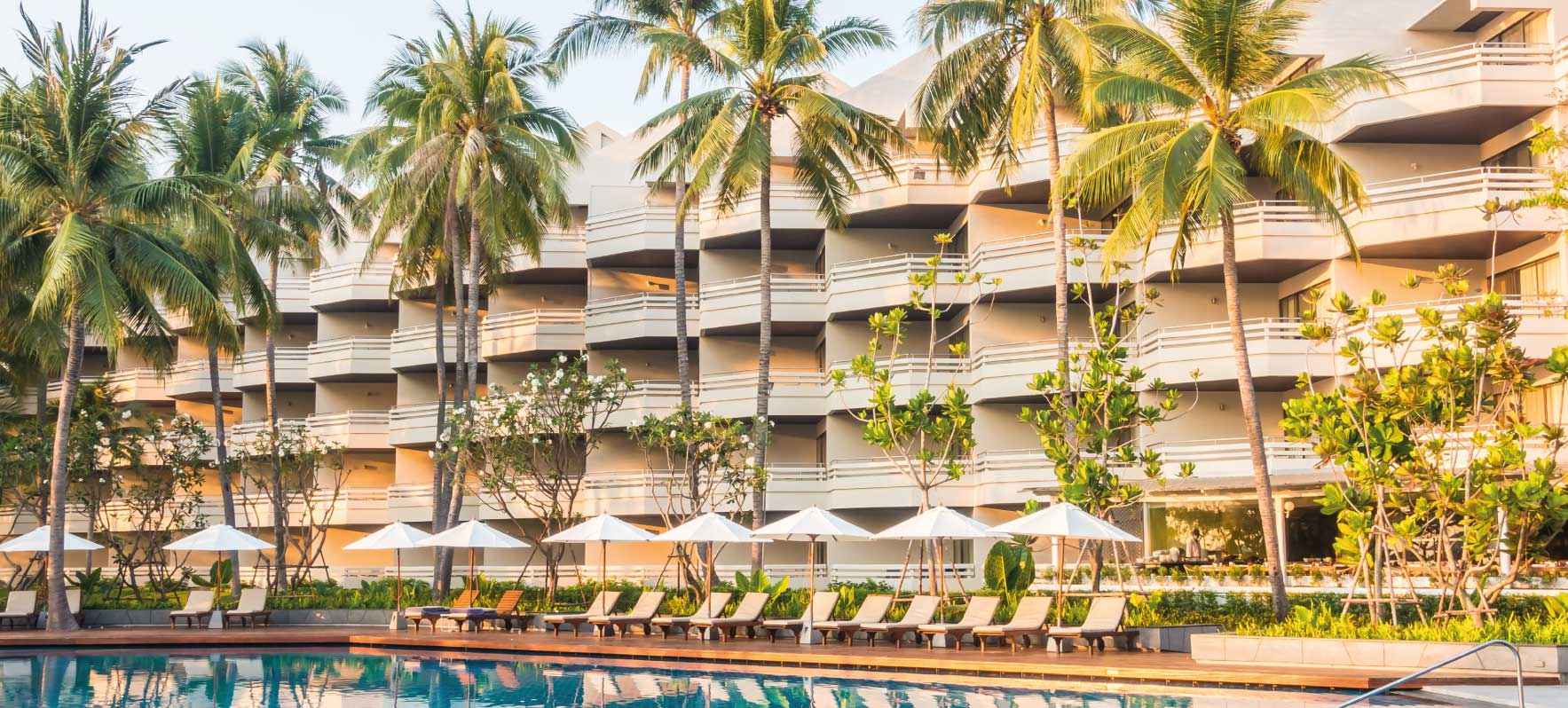 hotel-chairs-with-palm-trees-and-pool